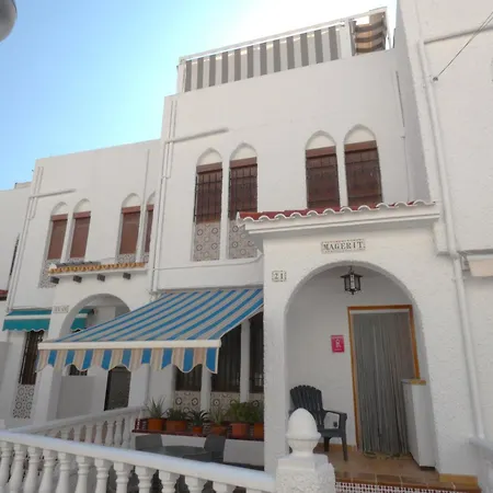 Magerit, Entire 5 Minutes Easy Walk To Sandy Holiday home *